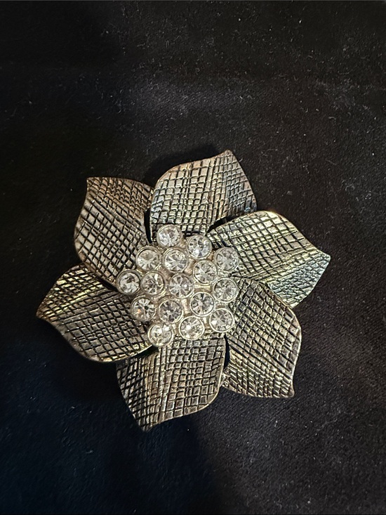 Jewelry - Zinnia" floral brooch/pendant by Premier Designs